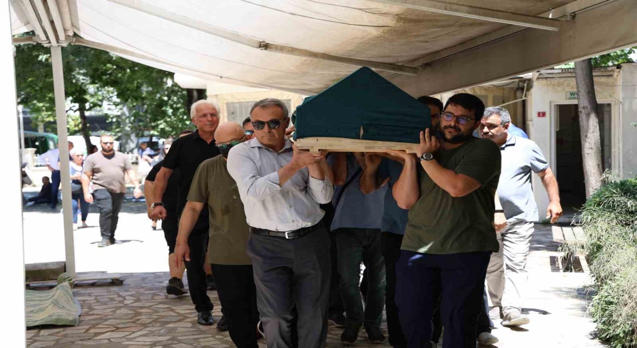 Rizede meydana gelen uçak kazasında hayatını kaybeden pilot son yolculuğuna uğurlandı
