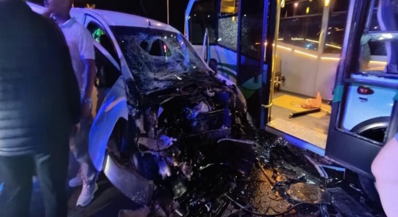 Rizede minibüs ile hafif ticari araç çarpıştı: 10 yaralı