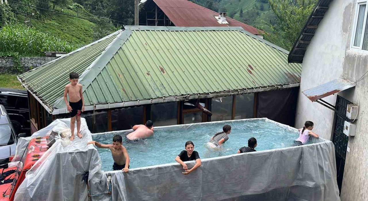 Rizede sıcaktan bunalan çocuklar için kamyonun kasasını su ile doldurdu