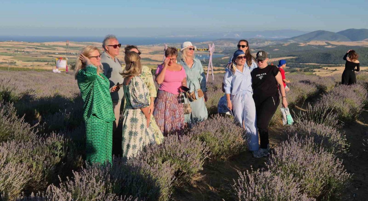 Rus turistler Tekirdağda mor lavanta tarlalarına hayran kaldı