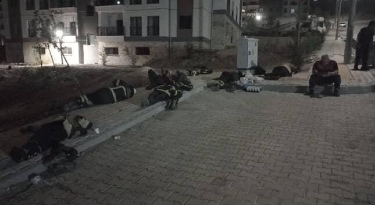 Saatler süren yangında yorgun düşen ‘Yangın Savaşçıları yerde uyuyarak dinlendiler