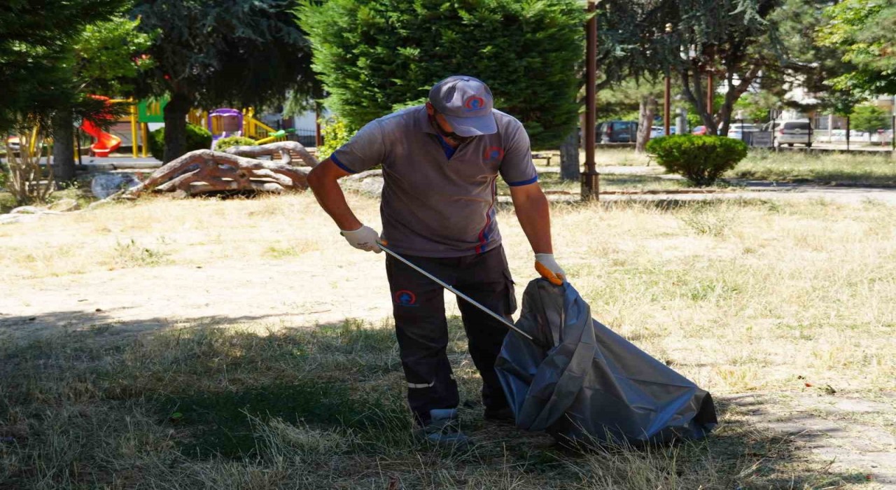 Sabah temizlenen parkı bu hale getirdiler