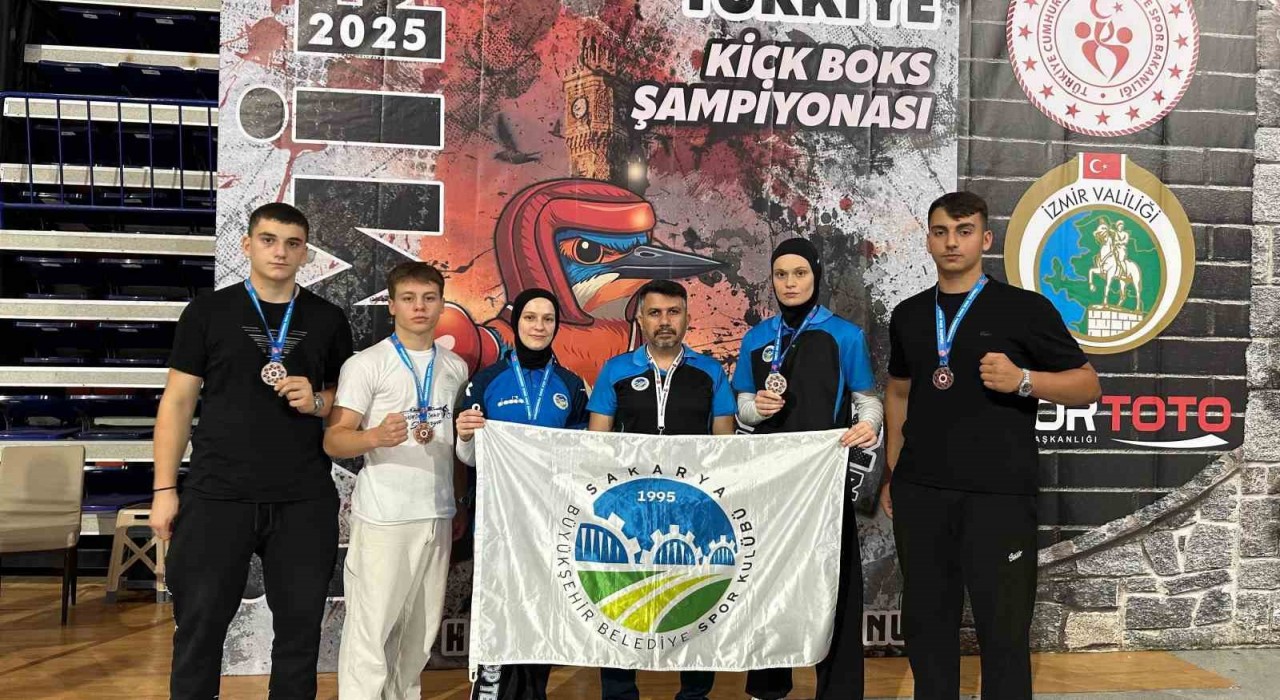 Sakarya Büyükşehir Kick Boks sporcularından İzmirde madalya yağmuru
