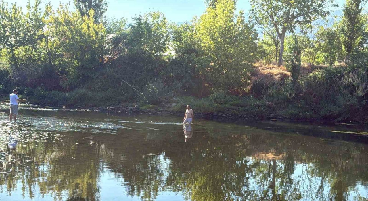Sakarya Nehrine giren iki çocuk suda kayboldu