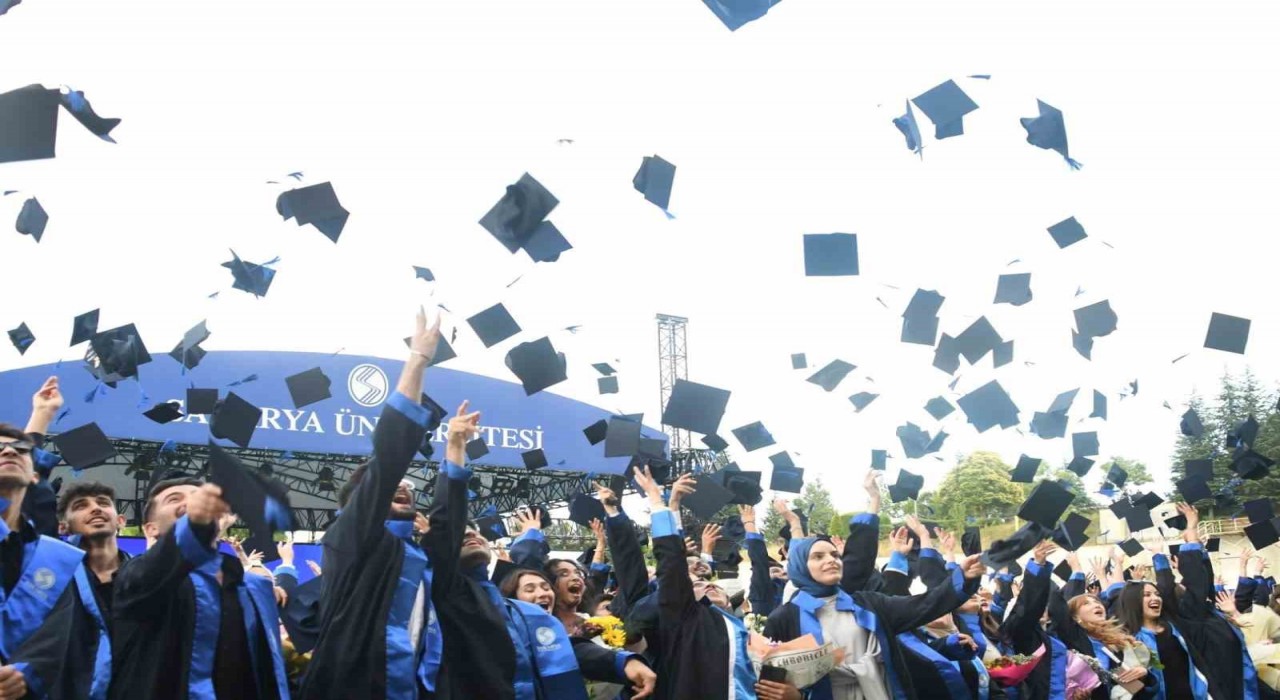 Sakarya Üniversitesinde mezuniyet coşkusu
