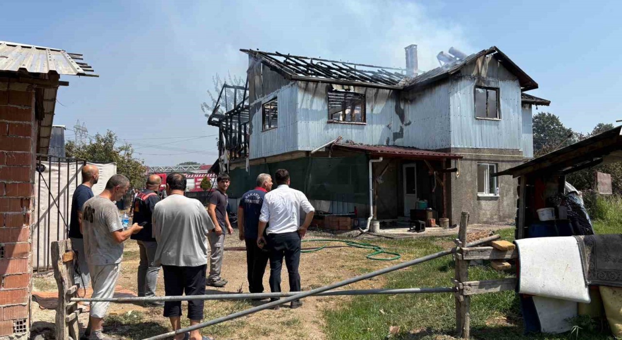 Sakaryada iki katlı ev alev topuna döndü
