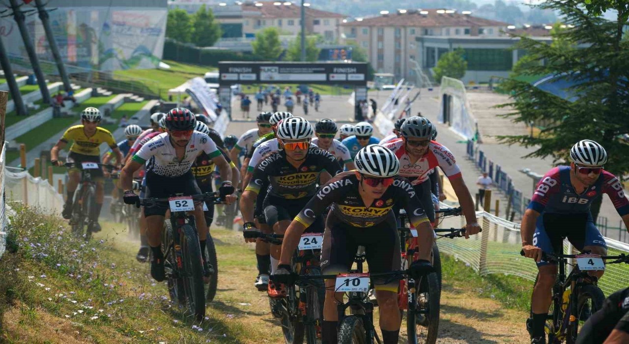 Sakaryada nefes kesen şampiyona: Genç pedallar zirve için yarıştı