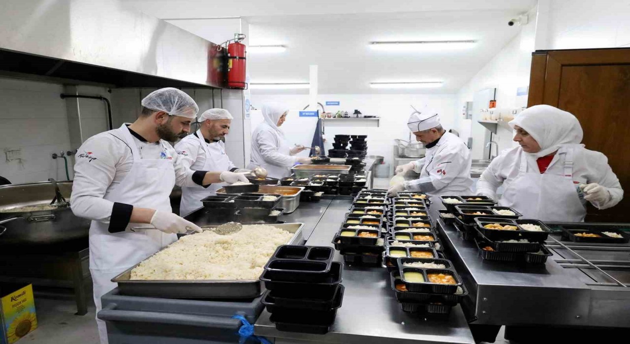 Sakaryada yüzlere tebessüm olan en lezzetli yemekler bu kazanda pişiyor
