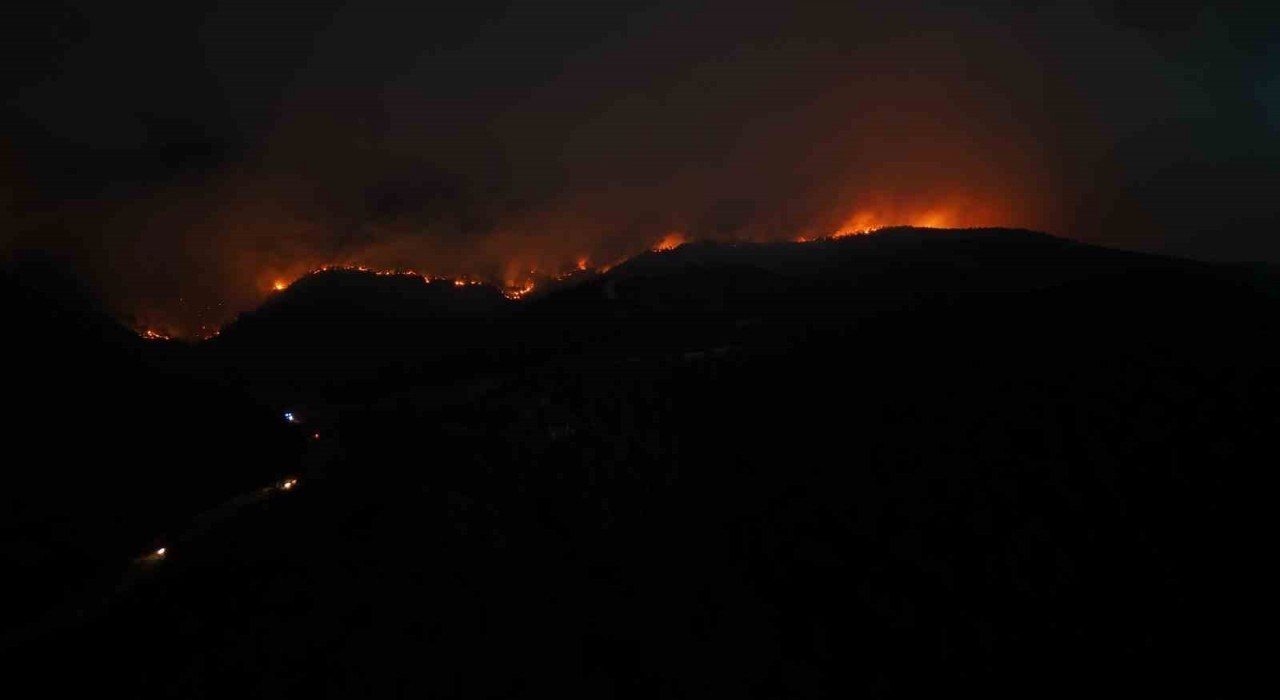 Sakaryadaki orman yangınında 28inci saat: Alevlerin boyutu hava kararınca ortaya çıktı