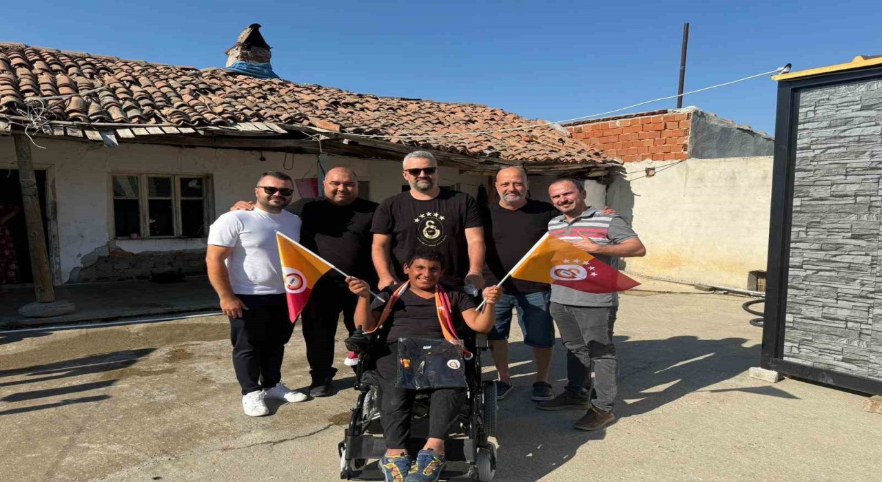 Salihlideki Galatasaraylı taraftarlar, engelli genci sevindirdi