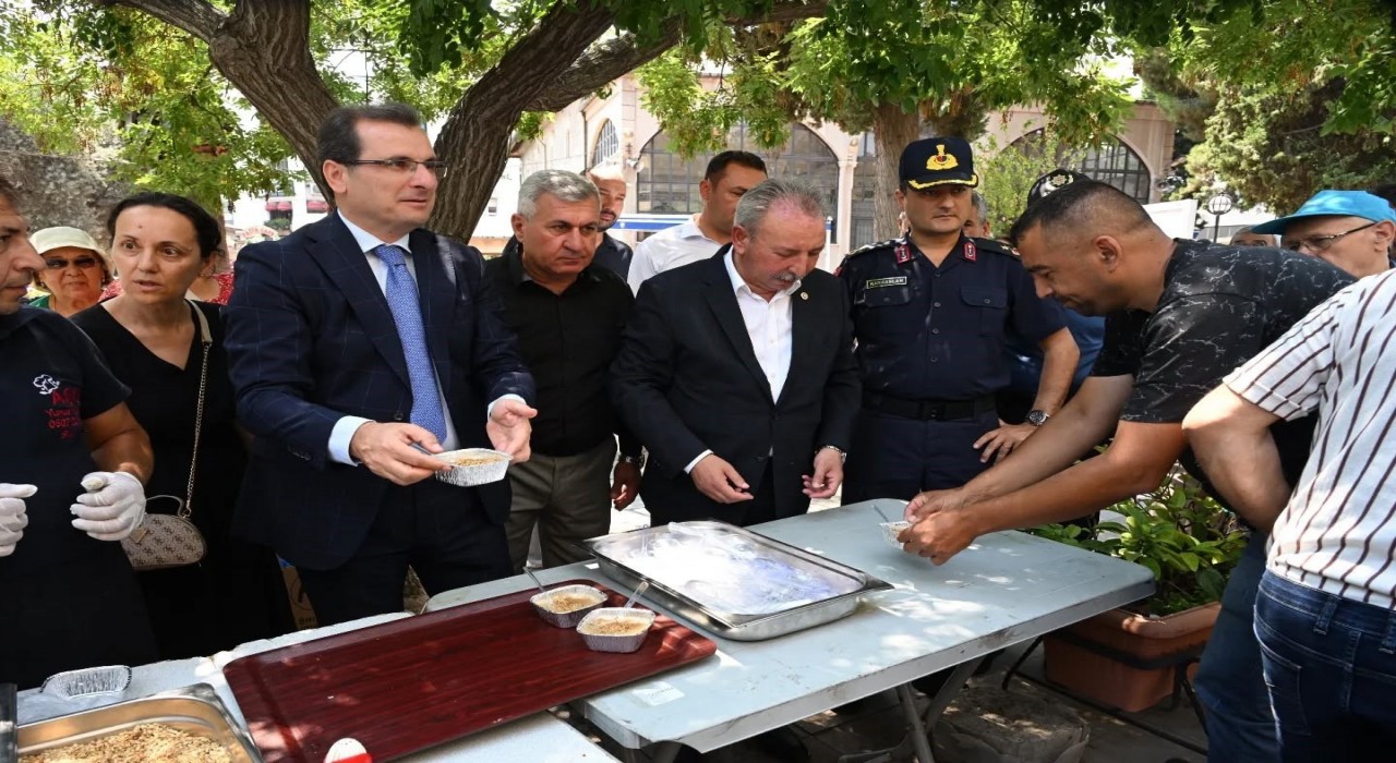 Salihlideki şehit ailelerinden geleneksel aşure hayrı