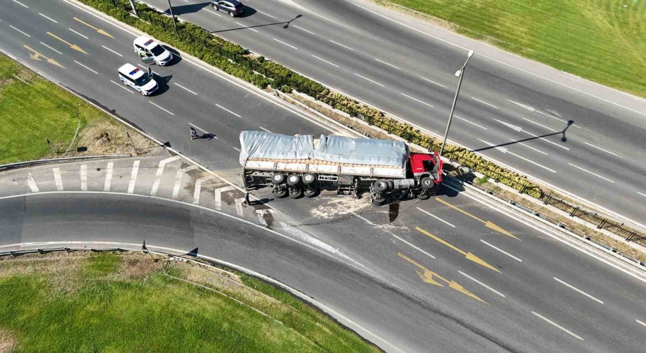 Saman yüklü tır devrildi, sürücü hızlıydım dedi