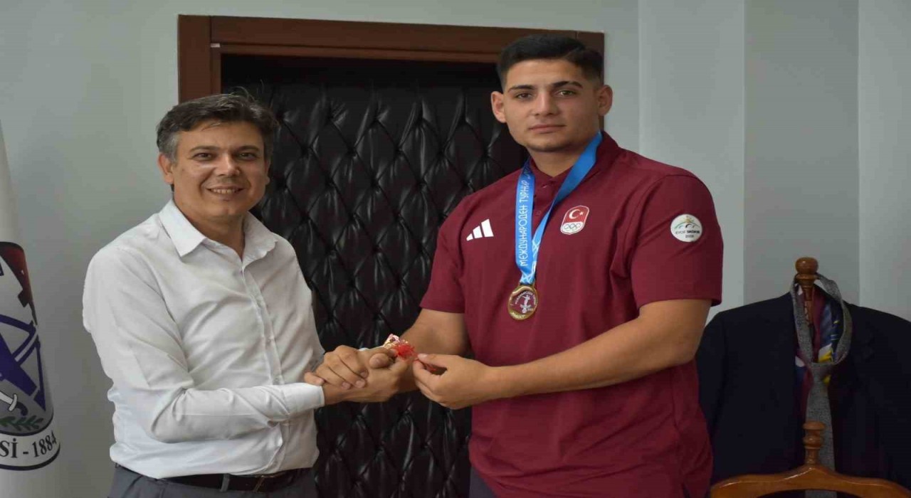 Şampiyon sporculardan Söğüt Belediyesine ziyaret