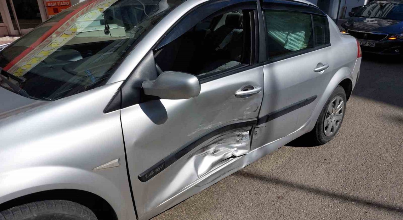 Samsunda hafif ticari araç ile otomobil çarpıştı: 1 yaralı