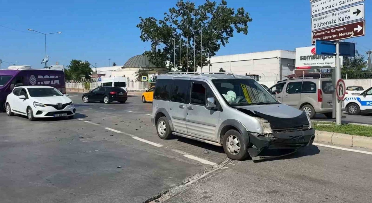 Samsunda hafif ticari araç otomobille çarpıştı: 1 yaralı