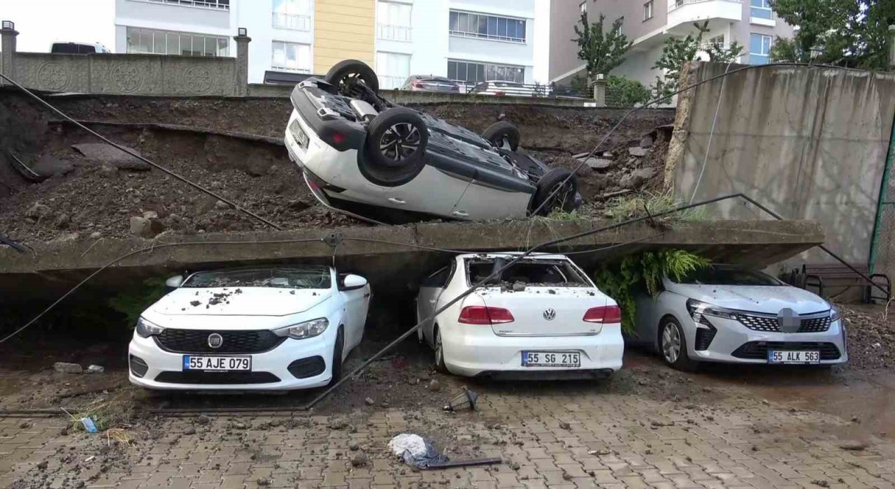 Samsunda istinat duvarı yağmur sularına dayanamadı: 4 araç zarar gördü