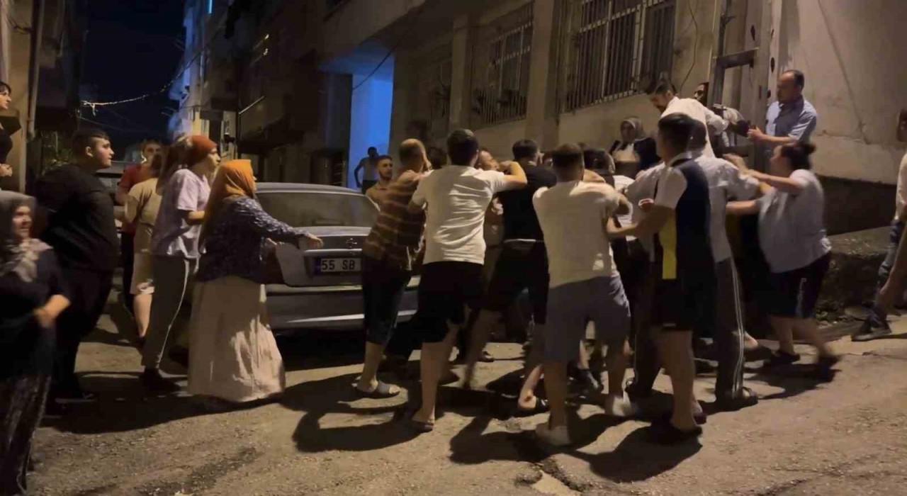 Samsunda sokak ortasında park yeri kavgası: Tekme ve yumruklarla birbirlerine girdiler