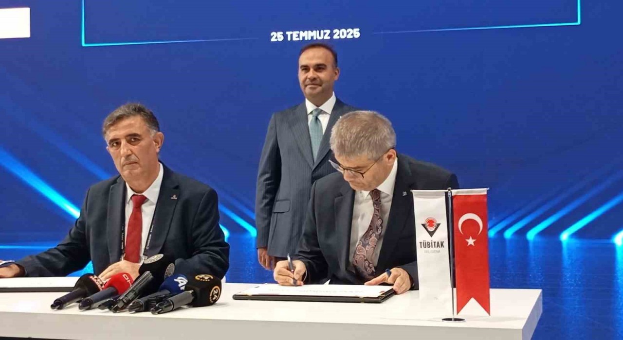 Sanayi ve Teknoloji Bakanı Mehmet Fatih Kacır, IDEFi ziyaret etti