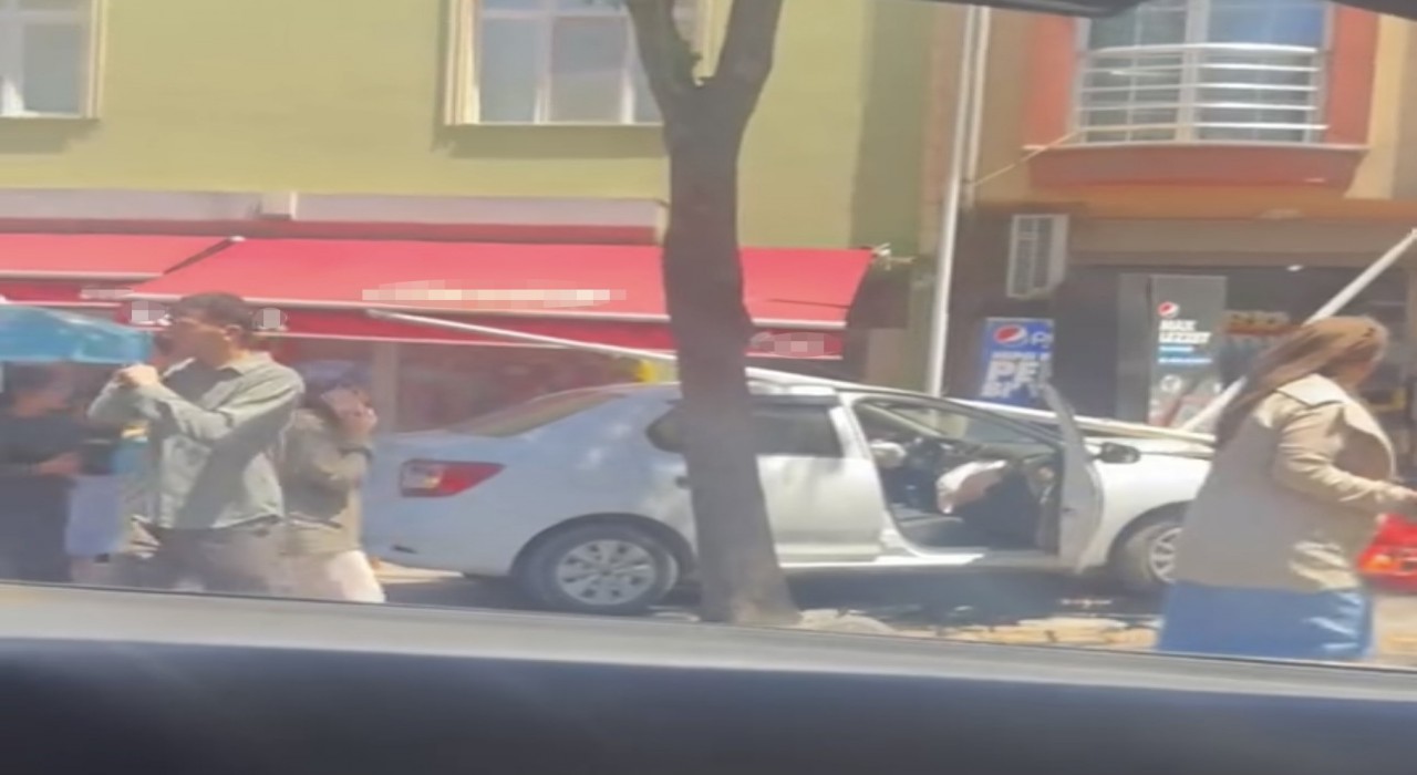 Sancaktepede kontrolden çıkan otomobil bakkal dükkanına daldı