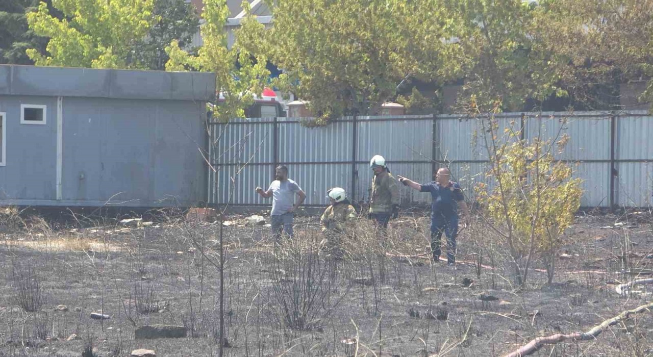 Sancaktepede park halindeki kamyon alev alev yandı