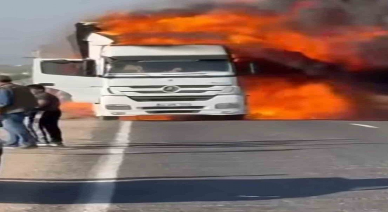 Şanlıurfada alev alan tır kullanılamaz hale geldi