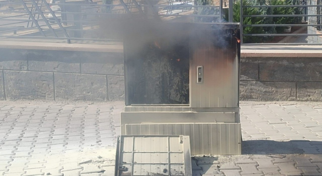 Şanlıurfada elektrik panosu alev alev yandı