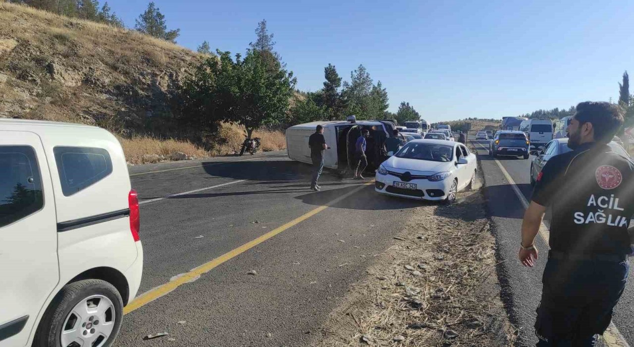 Şanlıurfada işçi servisi ile otomobil çarpıştı: 12 yaralı