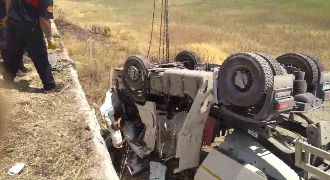 Şanlıurfada kum kamyonu şarampole devrildi: 2 yaralı