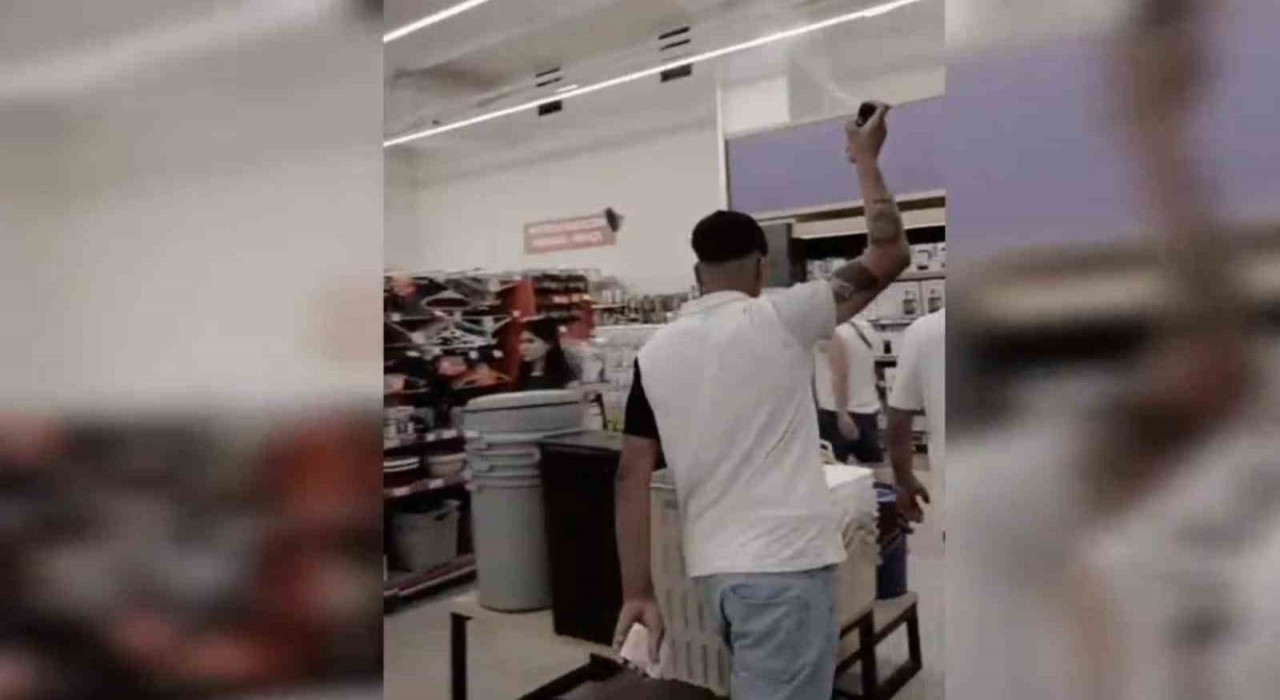 Şanlıurfada markette etrafa deodorant sıkan şahıs gözaltına alındı