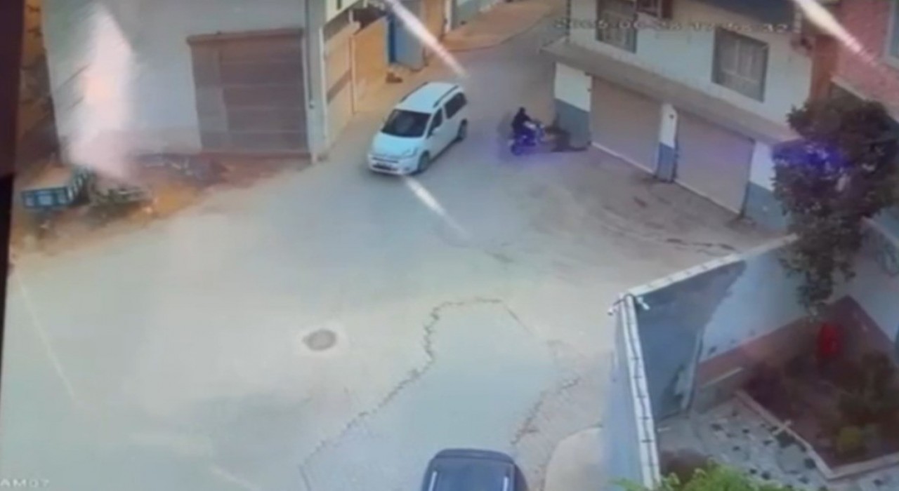 Şanlıurfada motosikletli kadın sürücünün duvara çarptığı kaza kamerada