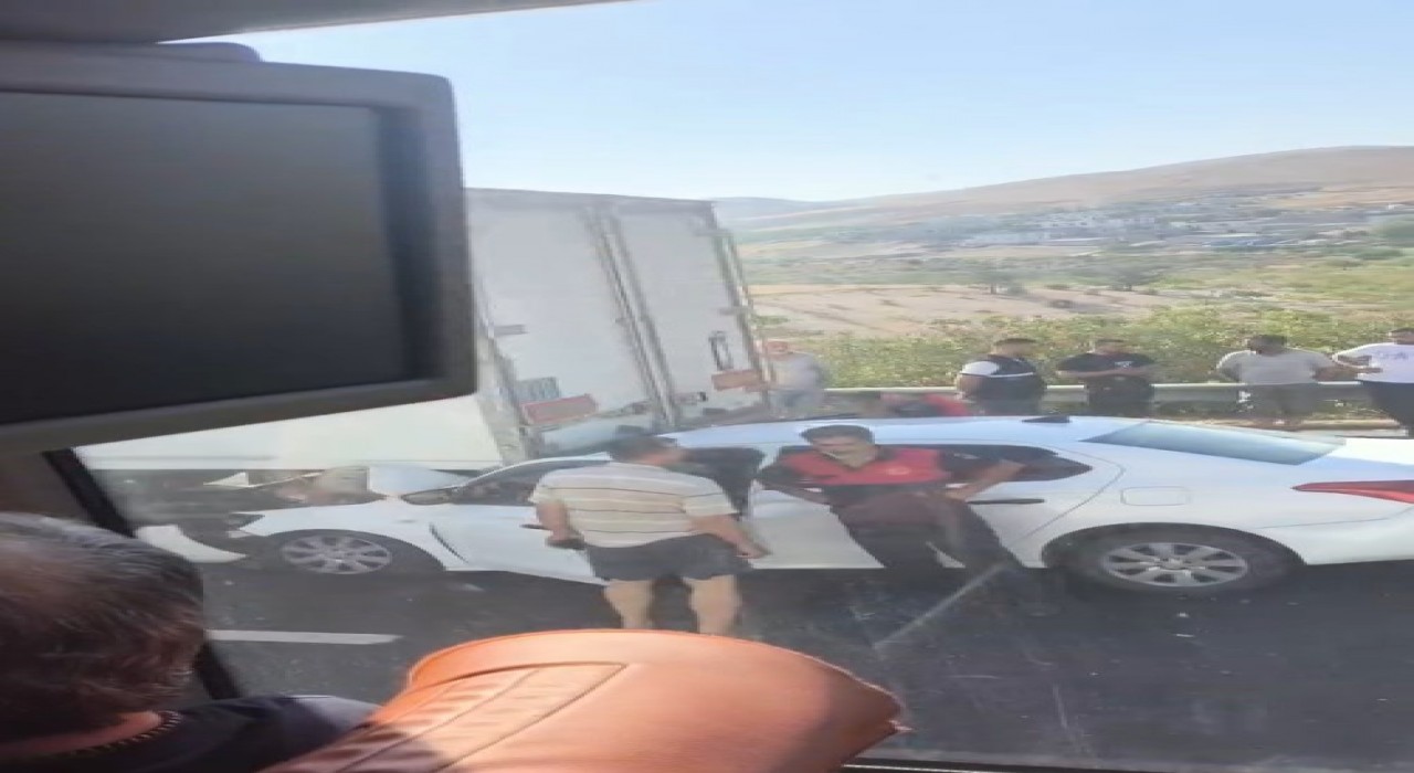Şanlıurfada otomobil tıra arkadan çarptı: 1 ölü, 1 yaralı