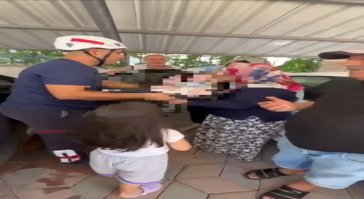 Şanlıurfada otomobilde mahsur kalan 3 aylık bebeği itfaiye kurtardı
