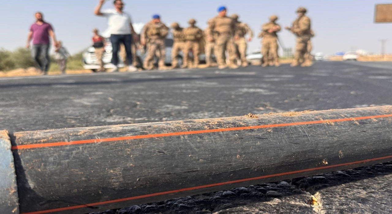 Şanlıurfada suyu kesilen çiftçiler sulama borularıyla karayolunu trafiğe kapattı