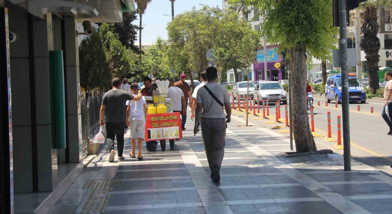 Şanlıurfada vatandaşlar terör örgütü PKKnın silah bırakmasını sevinçle karşıladı