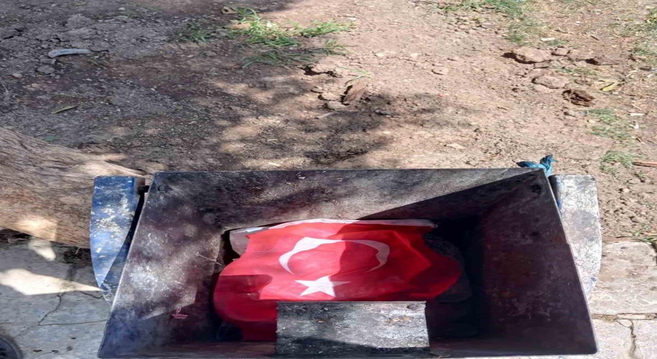Şanlıurfalı işçinin bayrak hassasiyeti takdir topladı