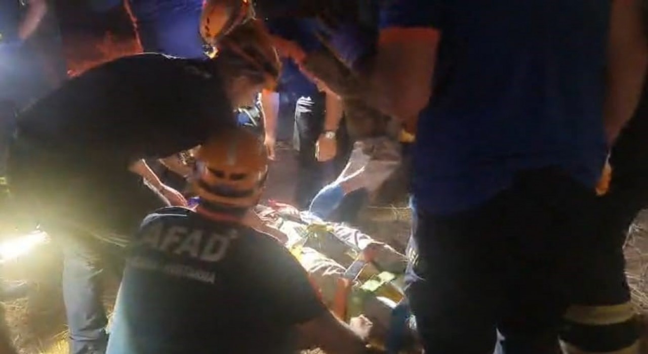 Şarampole devrilen otomobilde sıkışan sürücü kurtarıldı