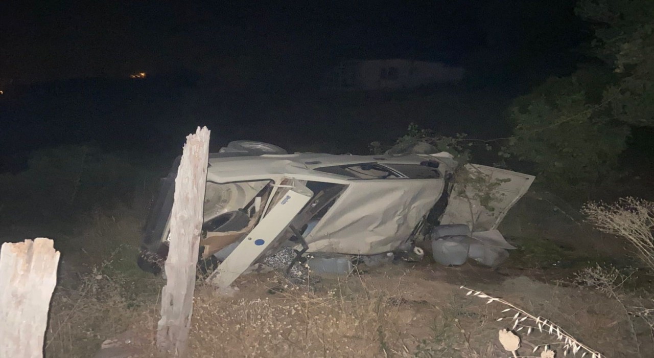 Şarampole yuvarlanan araçtaki 3 kişi yaralandı