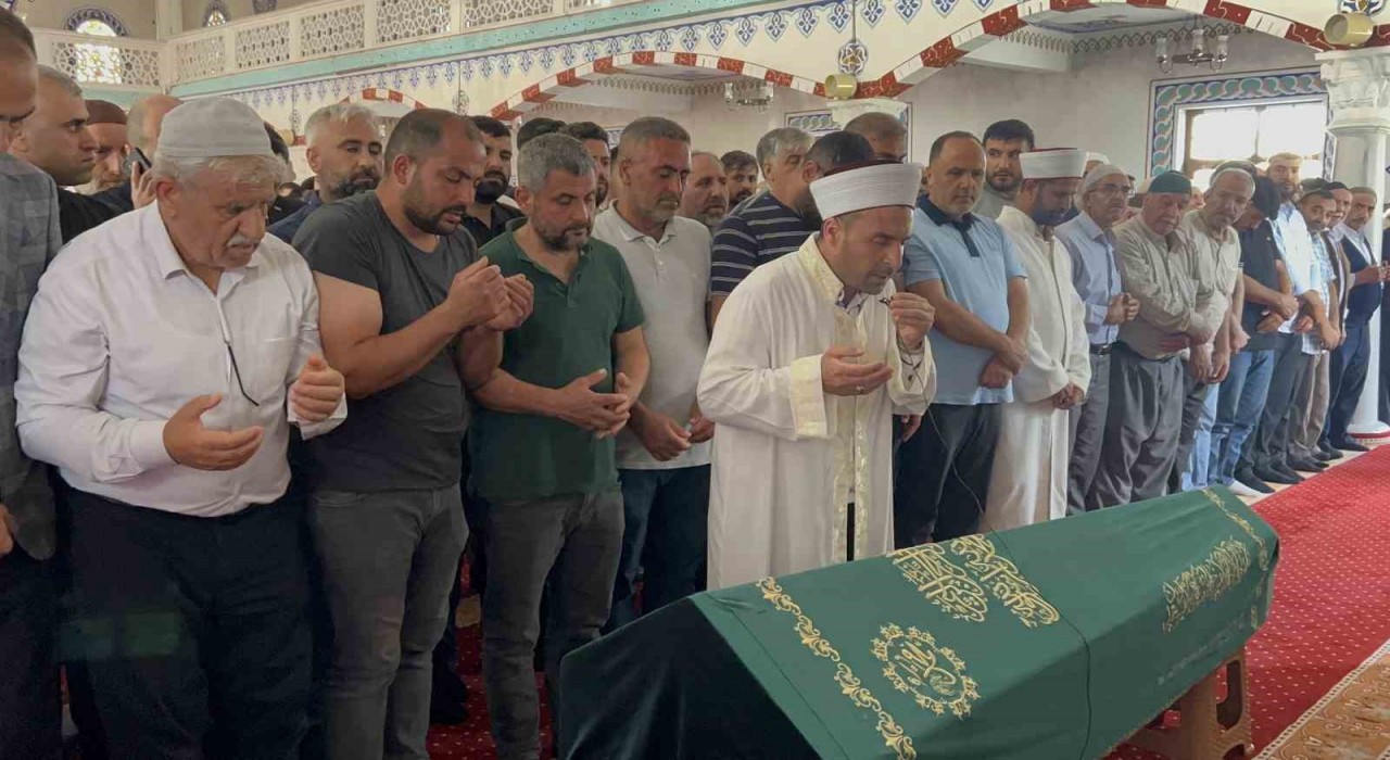 Sarıyerde denizde boğulan genç son yolculuğuna uğurlandı