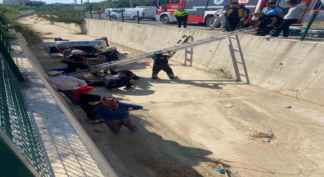 Şarköyde kontrolden çıkan otomobil dereye uçtu
