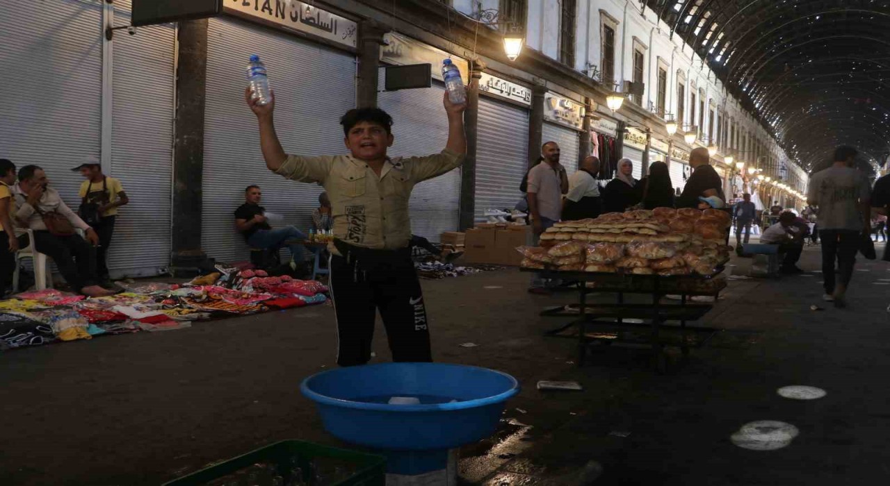 Savaşın çocukları soğuk meşrubat satarak ailelerine destek oluyor