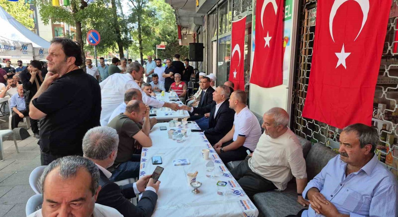 Şehit Piyade Sözleşmeli Er Ahmet Gültekinin acılı babası taziyeleri kabul etti