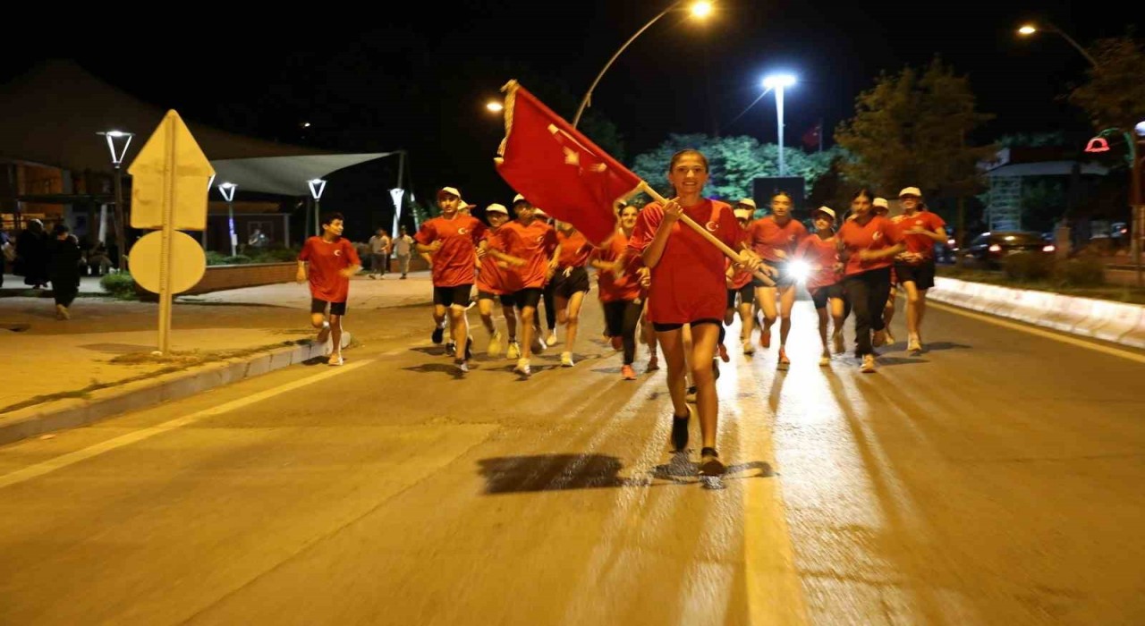 Şehitlerin emaneti sancak, dualarla Vali Koça teslim edildi