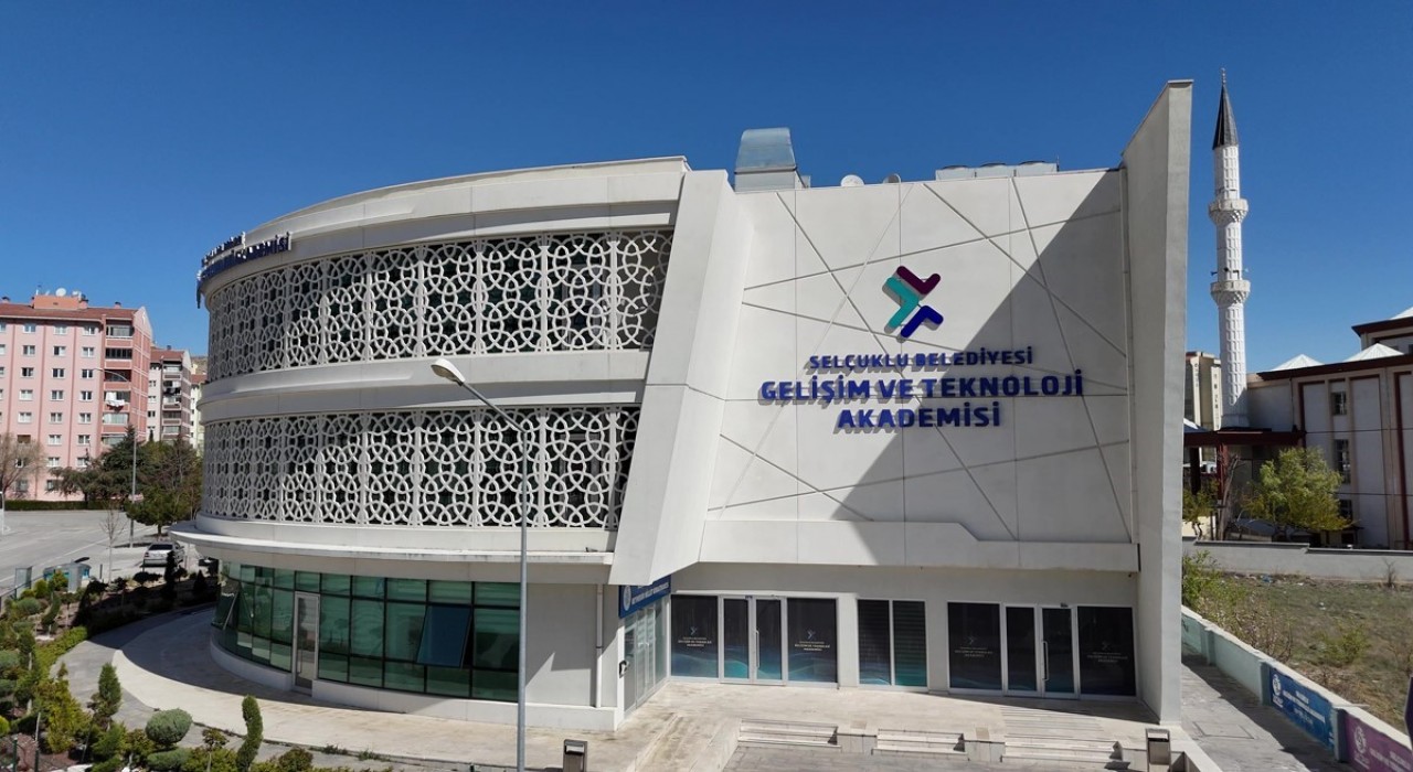 Selçukluda okul dışı öğrenme ortamları yaz döneminde de eğitimlerine devam ediyor