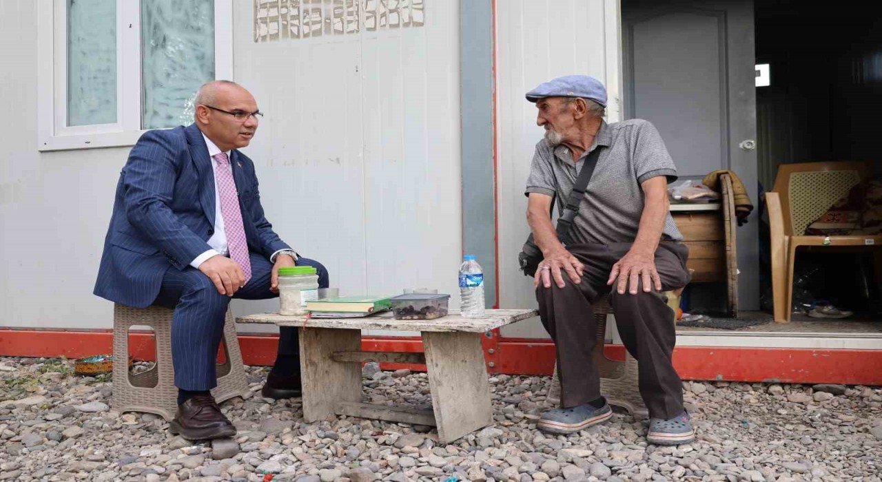 Sevdiğini 60 yıldır bekleyen Memiş Dayı Vali Koçu duygulandırdı