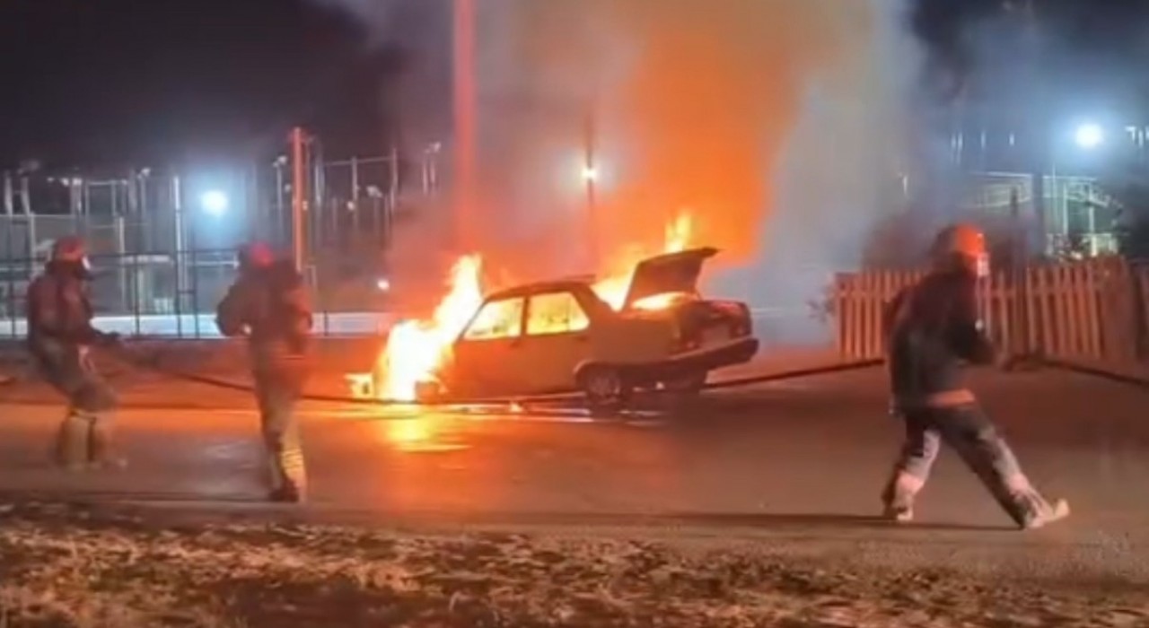 Seyir halindeki Tofaş otomobil alev topuna döndü