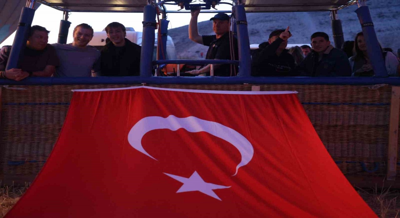 Sıcak hava balonları 15 Temmuzda Türk bayrağı ve pankartlarla havalandı