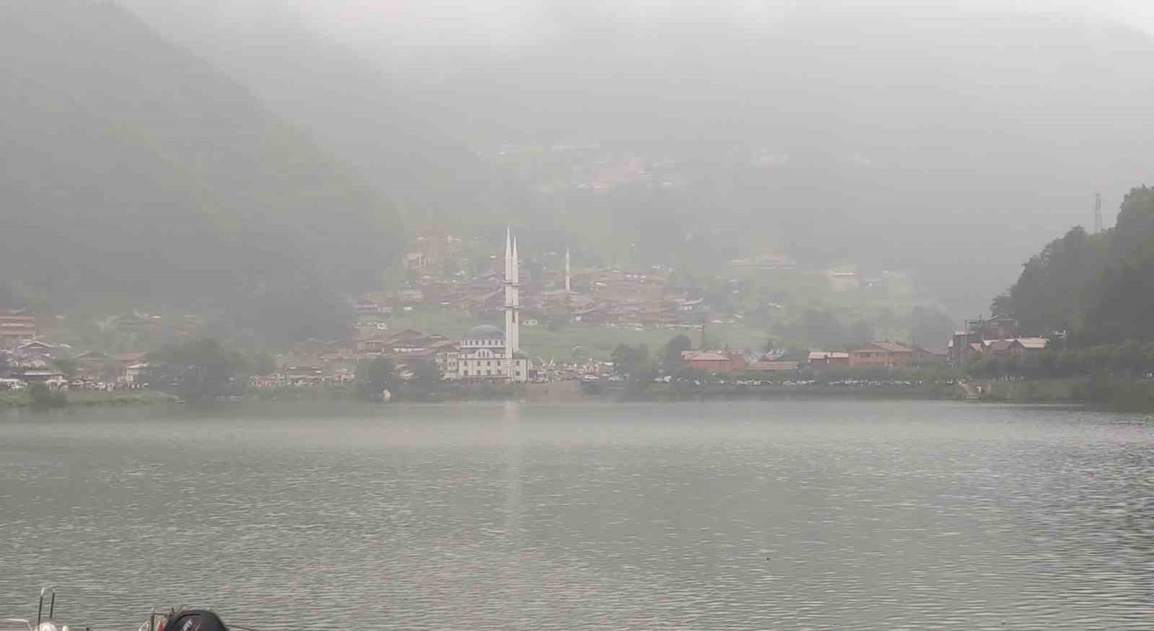 Sıcak hava Türkiyeyi kavururken, Uzungöl serinliğiyle nefes aldırıyor