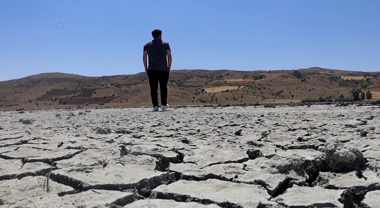 Sıcak havalar sonrası Bingöl Gölü kurudu, kuş sesleri yerini sessizliğe bıraktı