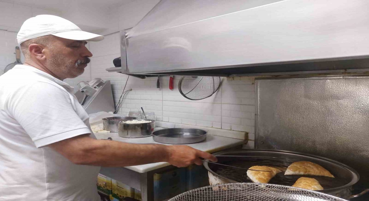 Sıcak havalarda güçlükle çalışan çibörek ustasının motivasyon kaynağı misafirler