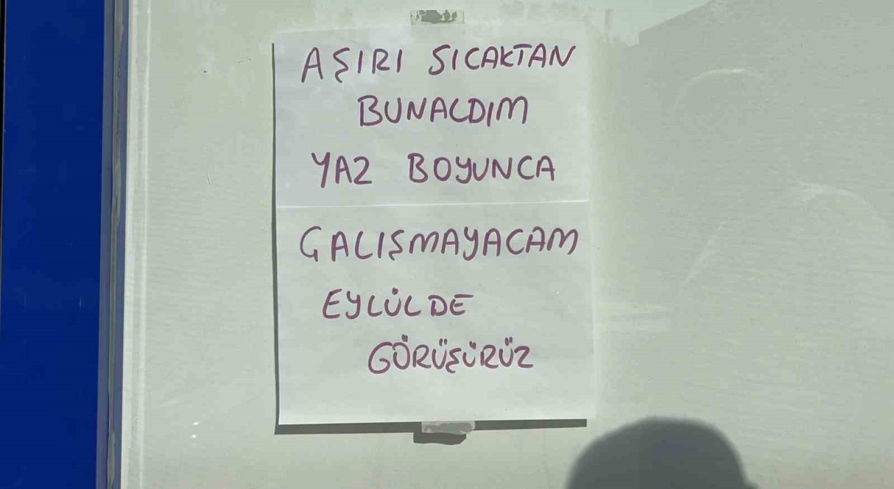 Sıcakların 45 dereceyi bulmasına dayanamayınca, iş yerine not asıp tatile çıktı